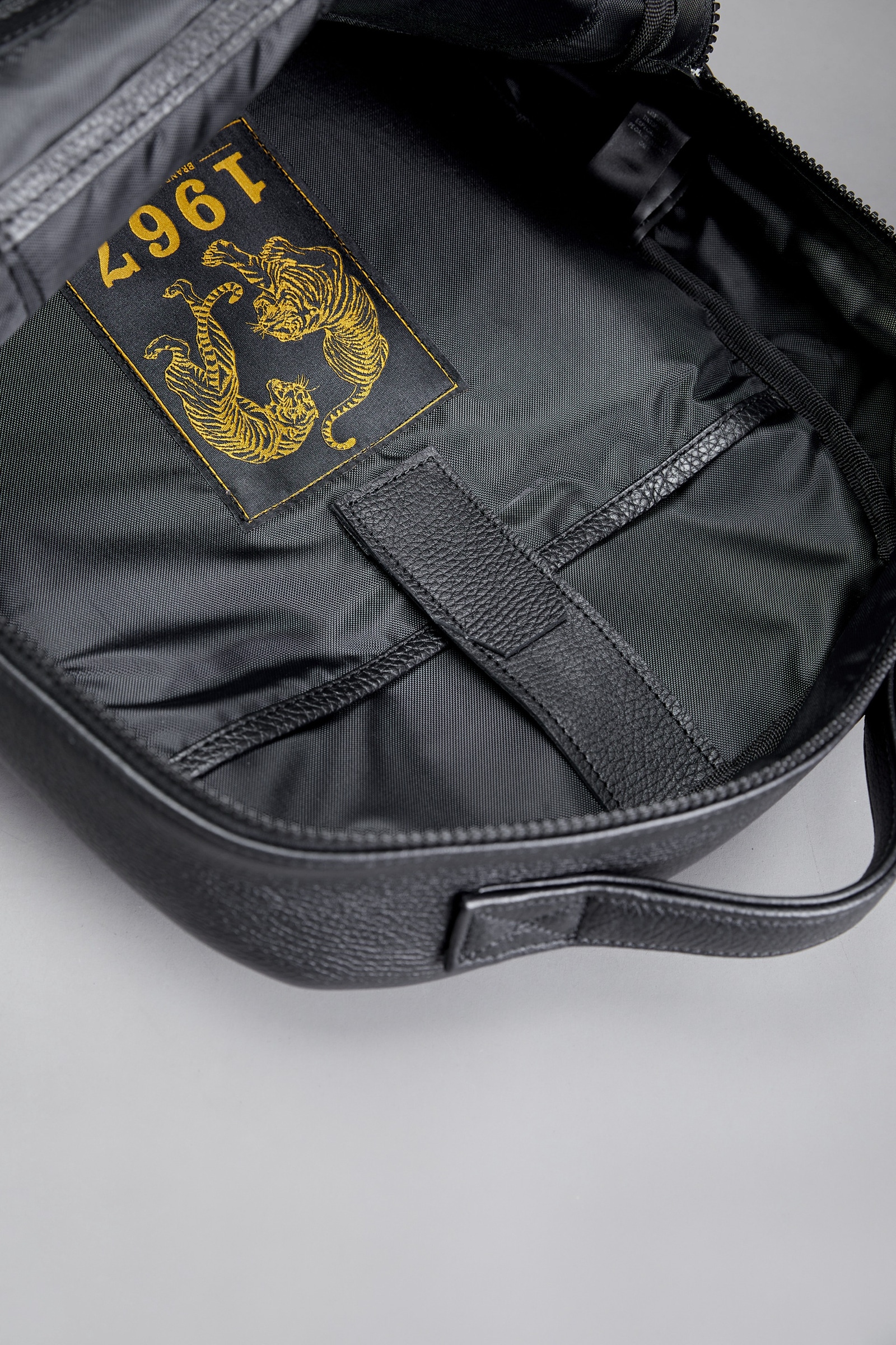 MOCHILA CUERO HCG H
